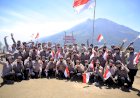 Hari-Jadi-ke-76,-Polwan-Polres-Madiun-Kibarkan-Merah-Putih-dan-Bendera-Polwan-di-Puncak-Bukit-Mongkrang