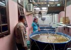 Bhabinkamtibmas-Polsek-Tulangan-Polresta-Sidoarjo-melaksanakan-peninjauan-budidaya-ikan-lele-di-Desa-Pangkemiri
