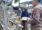 Bhabinkamtibmas-Desa-Sumokali-Silaturahmi-Lebaran-dengan-'Emak-emak'-Sambil-Cek-Program-Ketahanan-Pangan-Warga
