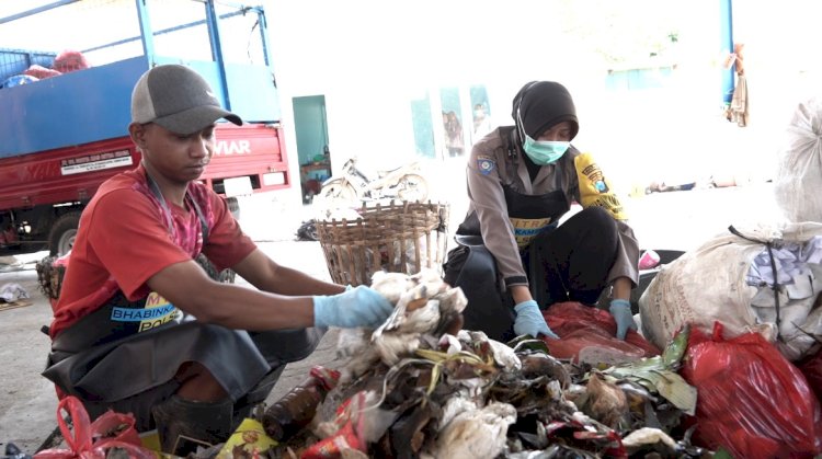 Anggota Polwan Polres Ponorogo Bersama Warga Ubah Sampah Jadi Produk Ekonomis