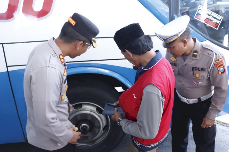 Jelang Nataru, Polres Situbondo Bersama Dishub Tes Urine Sopir dan Cek Kelaikan Kendaraan Umum