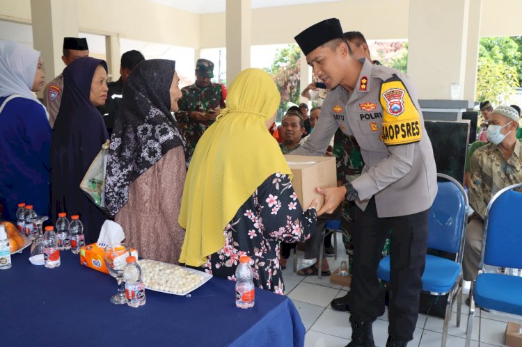 Gelar Jum'at Curhat Polres Pasuruan Salurkan Bantuan Sosial untuk Warga Lemahbang