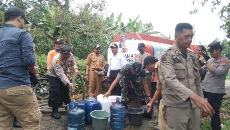 Gelar Baksos Polres Probolinggo Distribusikan Air Bersih Untuk Warga di Lumbang