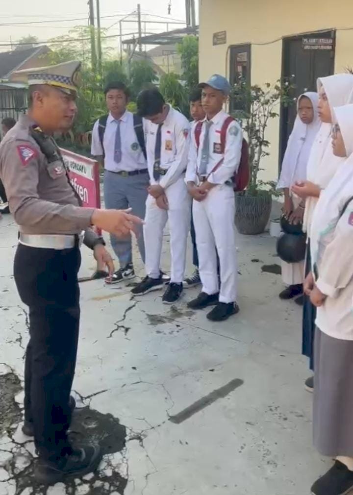 Belum Cukup Umur dan Tidak Pakai Helm, Polisi Berikan Edukasi mengendarai kendaraan yang berkeselamatan