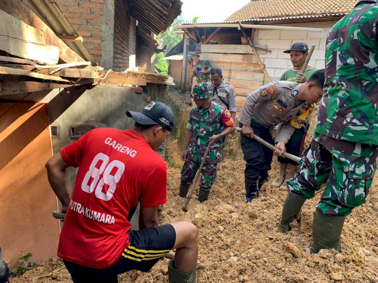 Sinergitas Polisi Bersama TNI Bersihkan Tanah Longsor yang Timpa Rumah Warga di Trenggalek