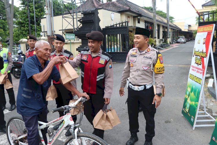 Hari Pertama Puasa Ramadhan, Polres Nganjuk Berbagi Takjil untuk Pengguna Jalan