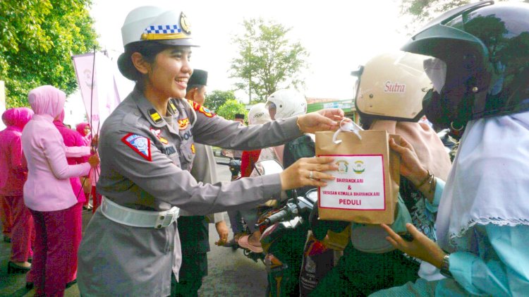 Ramadhan Berkah Polres Bangkalan dan Bhayangkari Berbagi Takjil