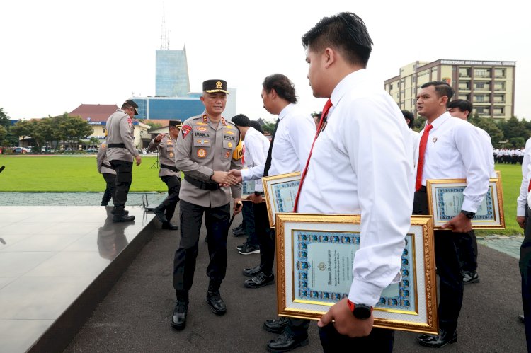 Hari Kesadaran Nasional, Kapolda Jatim Kembali Beri Penghargaan Anggota Berprestasi