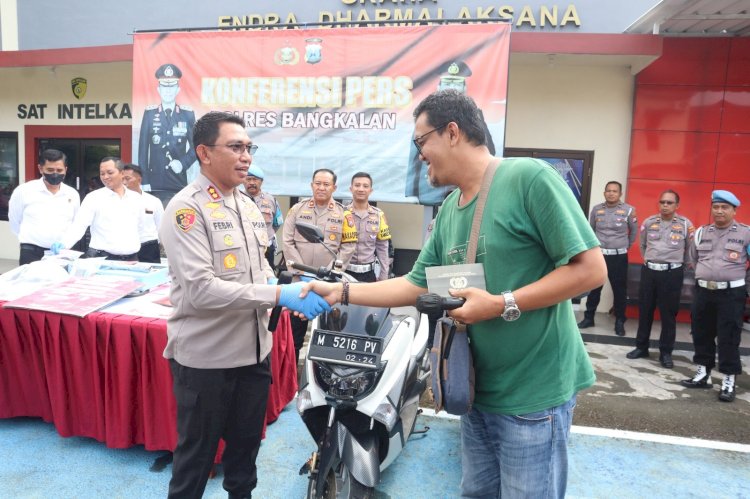 Kapolres Bangkalan Serahterimakan Motor yang Hilang 6 Tahun Silam Kepada Pemiliknya