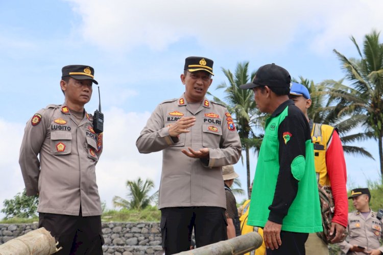 TNI-Polri dan Warga Lumajang Gotong Royong Bangun Jembatan Darurat Pasca Banjir Lahar Dingin Gunung Semeru