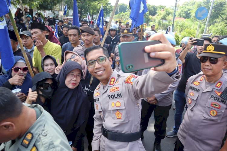 Berbagi Air Minum Saat Aksi Damai Buruh, Kapolres Situbondo Diserbu Emak-Emak Minta Selfie