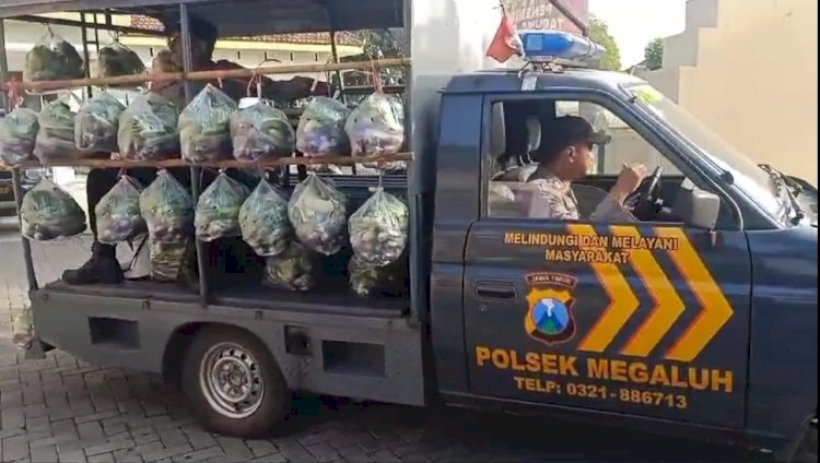 *Cara Unik Sampaikan Pesan Kamtibmas, Polisi di Jombang Sulap Mobil Patroli Jadi Gerobak Sayur Gratis*