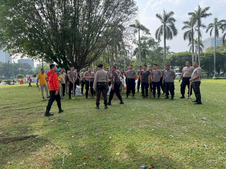 Polri Lakukan Bersih-bersih Usai Pesta Rakyat di Monas