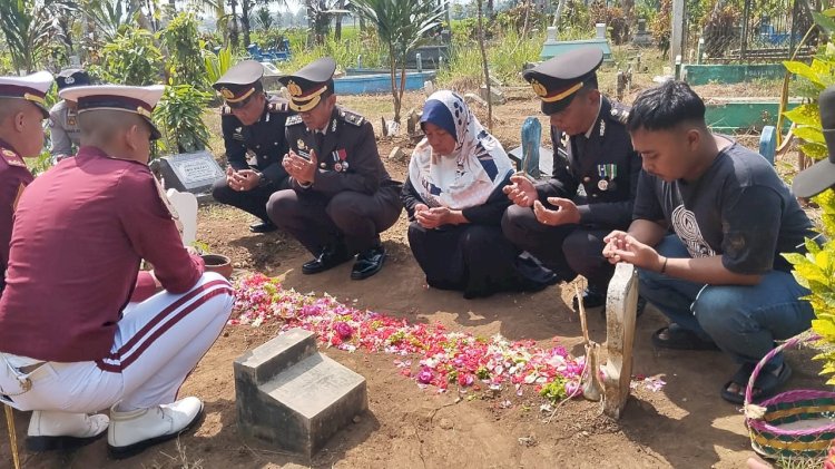 Polres Malang Ziarah ke Makam Korban Peristiwa Kanjuruhan di Hari Bhayangkara ke – 78