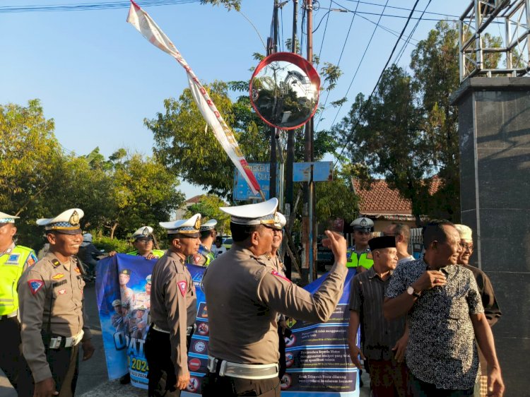 Operasi Patuh Semeru 2024, Polantas Ngawi Pasang Convex Mirror