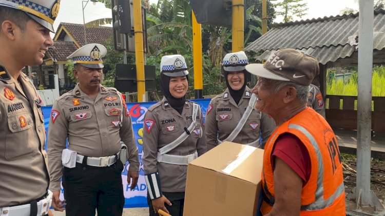 Peringati Hari Lalu Lintas Bhayangkara, Polres Kota Blitar Berbagi Bantuan Sosial