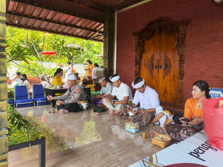 Polresta Sidoarjo Gelar Hari Raya Kuningan di Pura Kertha Bumi Bhayangkara