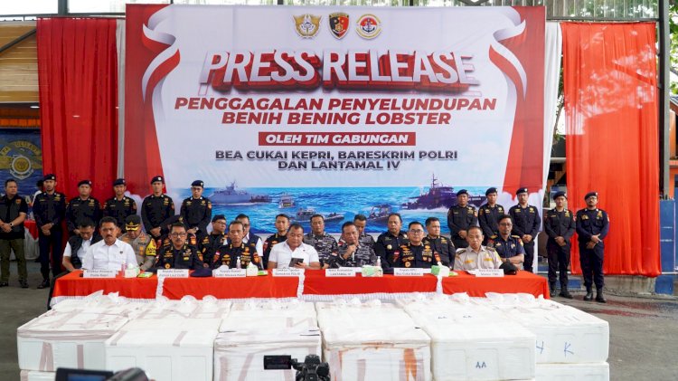 DIRKRIMSUS POLDA KEPRI HADIRI KEGIATAN KONFERENSI PERS PENYELUDUPAN BENIH BENING LOBSTER SEBANYAK 237.305 BENIH BENING LOBSTER SENILAI 23,6 MILIAR RUPIAH