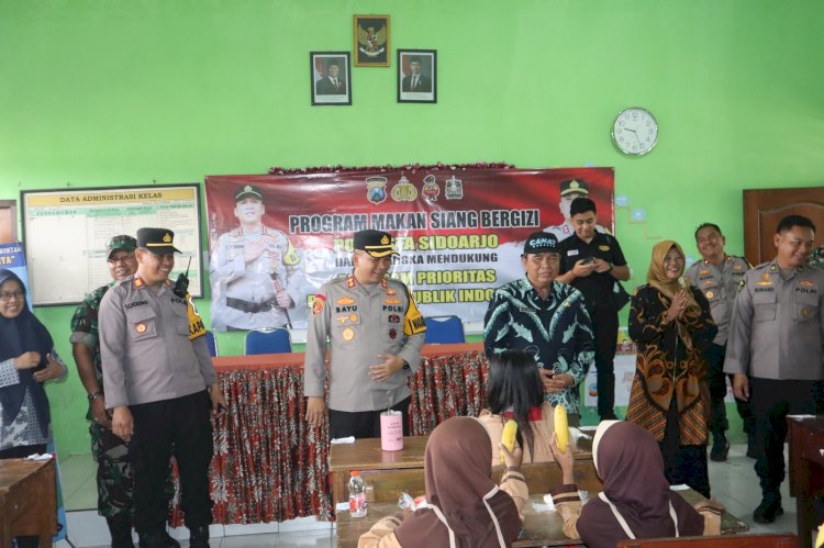 Wakapolresta Sidoarjo Bagikan Makan Siang Bergizi di Sekolah Wonoayu