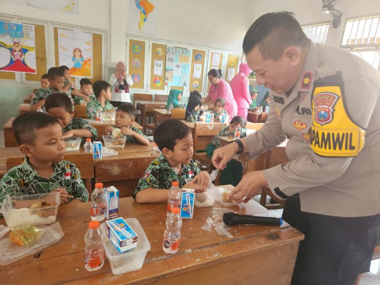 Polsek Gedangan Bagikan Makan Siang Bergizi di SDN Gemurung