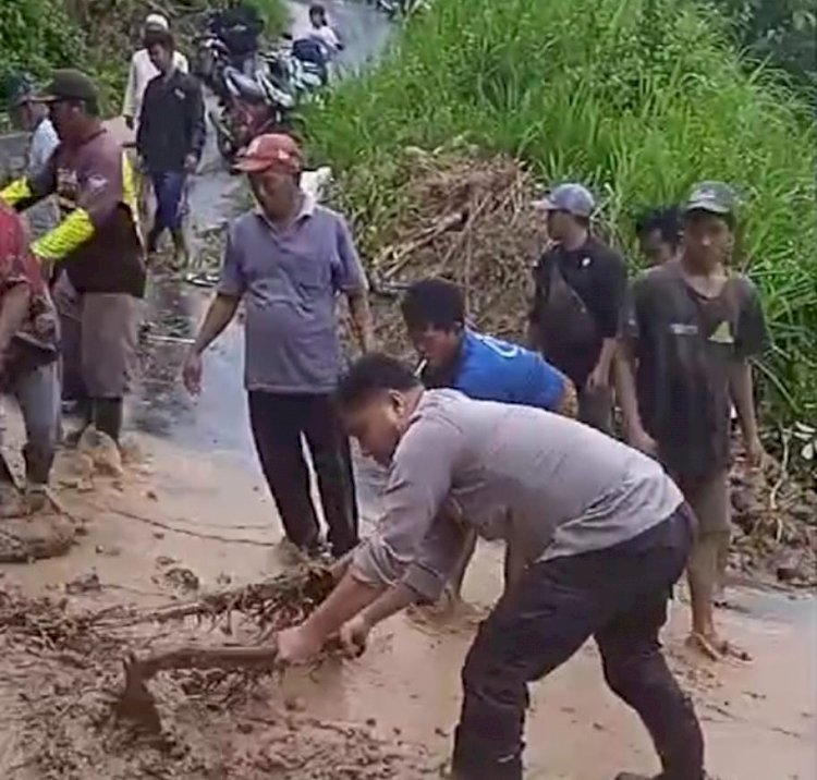 Kolaborasi Polisi Bersama Tiga Pilar dan Warga Tangani Banjir dan Longsor di Jember