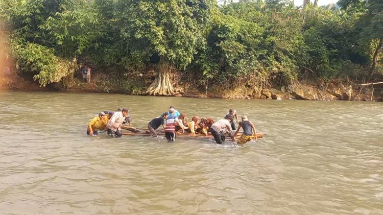 Polisi dan Warga Bantu Seberangkan Anak Sekolah di Jember Gunakan Bambu Rakit Akibat Jembatan Putus