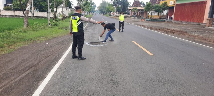 Respon Curhatan Warga, Polres Ngawi Tandai Jalan Berlubang Untuk Keselamatan Lalulintas