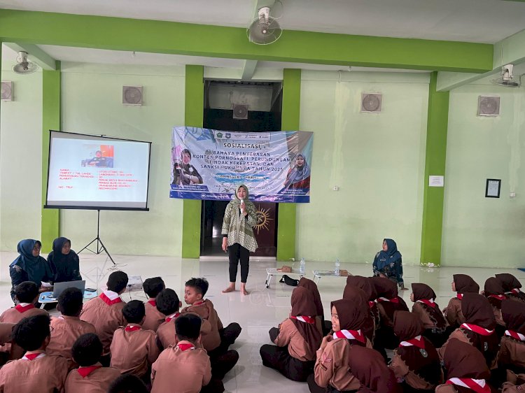 Kanit PPA Satreskrim Polresta Sidoarjo Edukasi Bijak Bermedsos dan Bullying di SMPN 1 Prambon