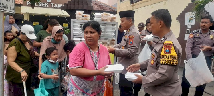 Polsek Taman Bagikan Makanan Gratis Jumat Berkah