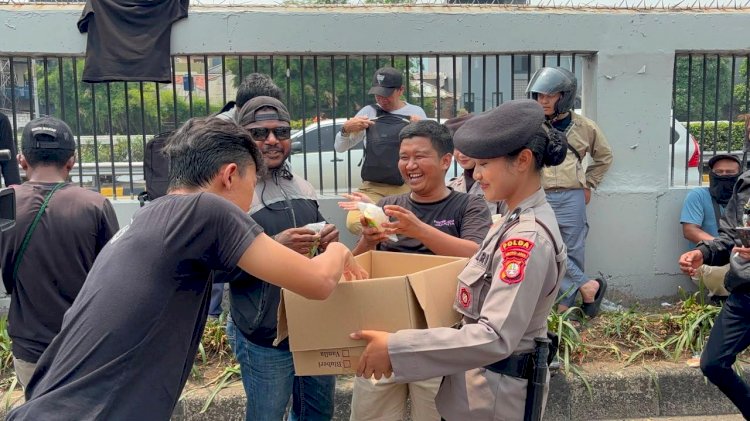 Polwan Sapa Pejuang Aspirasi, Bagikan Makanan dan Minuman di DPR