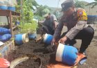 Bhabinkamtibmas-Ini-Patroli-sambil-Ajarkan-Warga-Tanam-Bibit-Sayur-di-Galon-Bekas