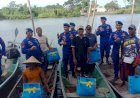 Peringati-Hari-Bhayangkara-ke-79,-Polairud-Polresta-Sidoarjo-Bagikan-Sembako-untuk-Nelayan-di-Tlocor-Jabon