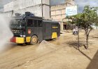 Water-Cannon-Disemprotkan-di-Jalan-Lintas-Aceh-Selatan-Polri-Minimalisir-Debu-Pasca-Banjir