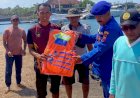 Keselamatan-Nelayan-Jadi-Prioritas,-Satpolairud-Polresta-Banyuwangi-Bagikan-Life-Jacket