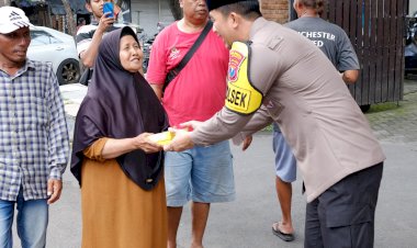 Indahnya-Berbagi-di-Jumat-Berkah,-Polsek-Taman-Bagikan-Makanan-ke-Warga-di-Jalan-Raya-Wonocolo