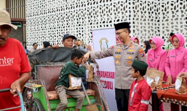 Polres-Trenggalek-dan-Bhayangkari-Berbagi-Ratusan-Menu-Buka-Puasa-Gratis