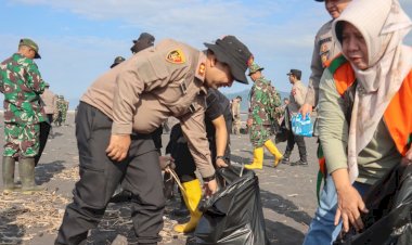 Polres-Lumajang-Bersama-Pemda-Gelar-Aksi-Bersihkan-Pantai-Bambang