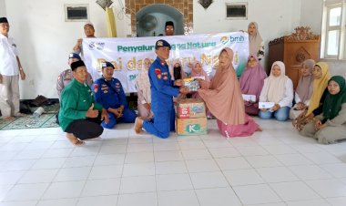 Satpolairud-Polresta-Sidoarjo-Kawal-Penyaluran-Bansos-BMH-kepada-Da’i-dan-Guru-Ngaji-di-Desa-Pucukan