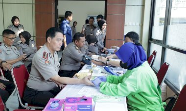 Polda-Jatim-dan-Insan-Pers-Gelar-Donor-Darah,-Wujud-Sinergi-Kemanusiaan-di-Hari-Jadi-ke-75-Humas-Polri
