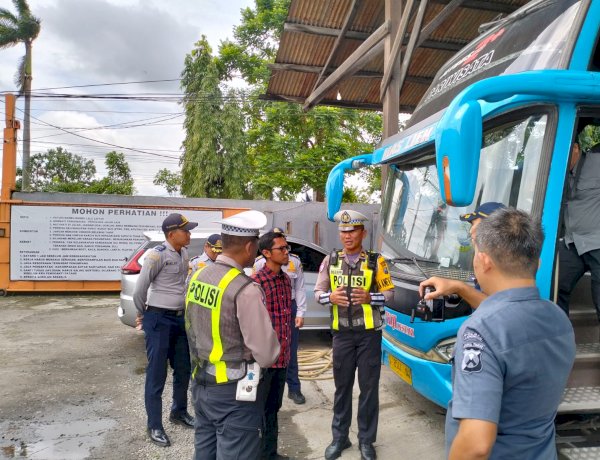 Untuk Keselamatan, Polres Lamongan Ramp Check Bus Pariwisata Jelang Harlah NU