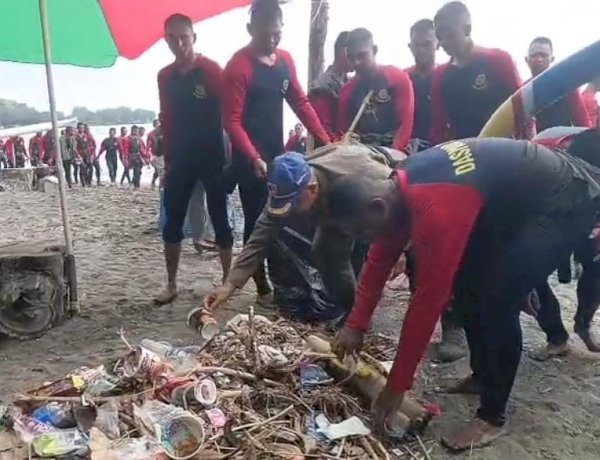 Pusdik Brimob Gelar Aksi Bersih Pantai Pasir Putih Situbondo Tindak Lanjuti Arahan Presiden RI