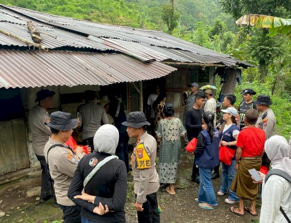 Polri Peduli Medan Sulit dan Daerah Terpencil Tak Surutkan Polres Jember Salurkan Bantuan Untuk Warga