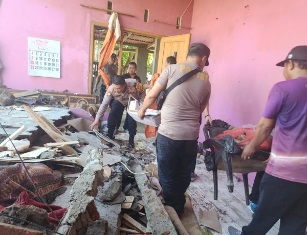 Gotong Royong, Kapolsek Gedangan Pimpin Kerja Bakti Bersihkan Rumah Warga