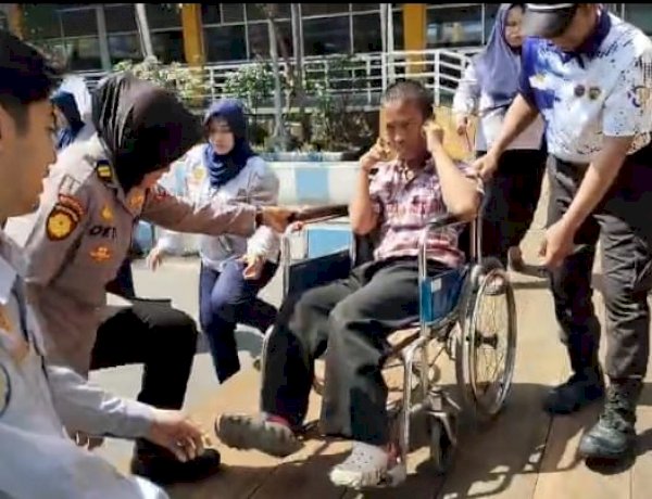 Sigapnya Polwan Polresta Sidoarjo Bantu Disabilitas di Terminal Purabaya saat Arus Balik