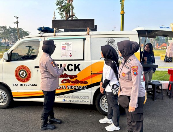 Aksi Humanis.Polwan Polresta Sidoarjo Amankan Car Free Day