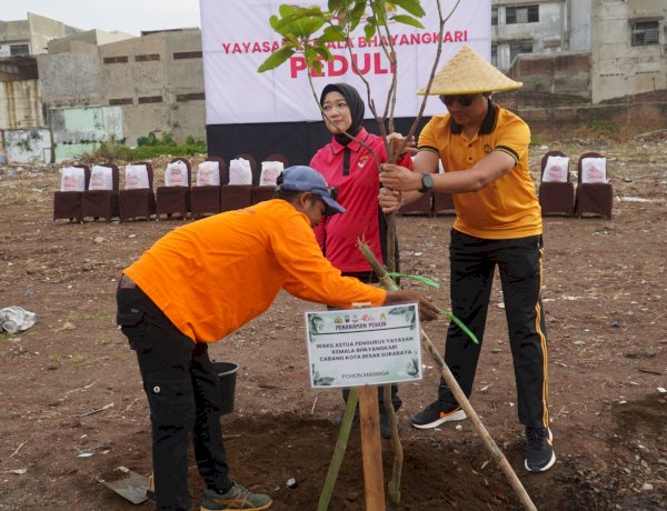 Bhayangkari Polrestabes Surabaya Hijaukan Lingkungan Asrama Polisi Koblen