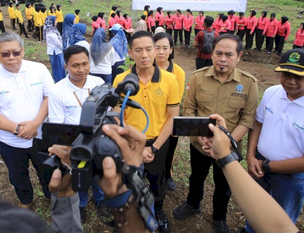 Hari Bumi, Polres Madiun Gandeng Perhutani Tanam Ribuan Bibit