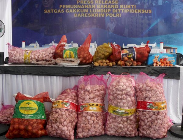 Bareskrim Polri Musnahkan Ribuan Kilogram Bawang Impor Ilegal dari Jalur Tikus Perbatasan Malaysia