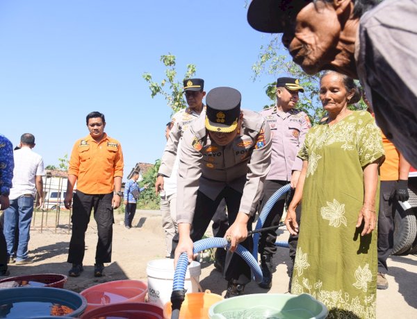 Polres Bondowoso Salurkan Air Bersih ke 20 Dusun yang Terdampak Kekeringan