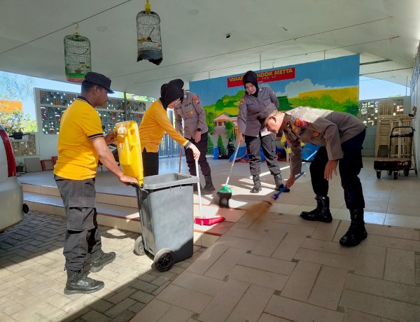 Sambut Hari Bhayangkara ke-80, Polres Malang Bersih-Bersih Vihara di Lawang